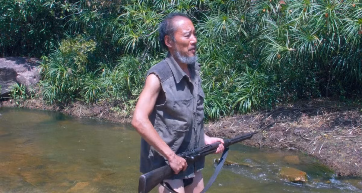 Suốt từ năm 1945 tới nay, Onoda sống một mình trong rừng không hề ra ngoài gặp ai. Ông đoán đơn vị mình đã bị tiêu diệt, nhưng ông tin Đế quốc Nhật vẫn tồn tại và sẽ có ngày ông được quân đội Thiên Hoàng tìm thấy.