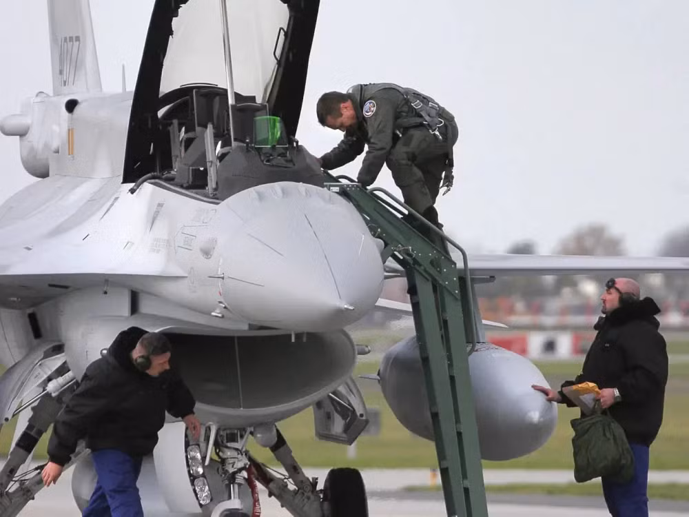 Ở chiều ngược lại thì phi công F-16 khi chuyển sang lái F-35 sẽ dễ dàng hơn bởi cả hai đều do Lockheed Martin thiết kế và chế tạo. Chuyển lên lái tiêm kích tàng hình là một bước tiến hợp lý.