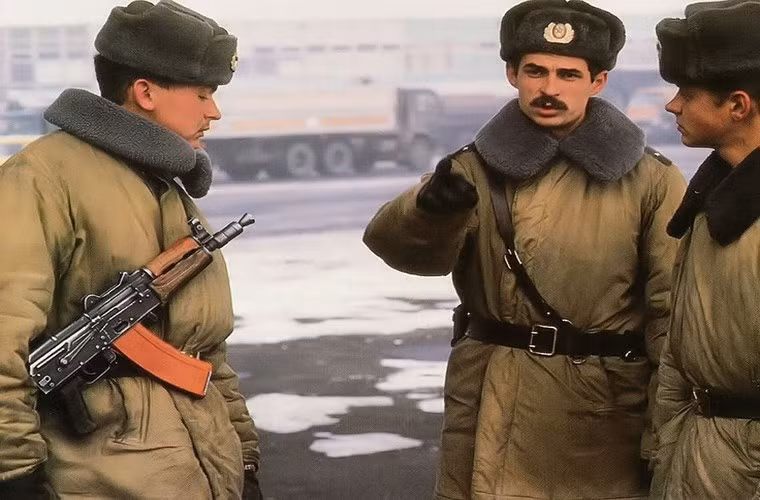 Khẩu súng “hậu duệ” của AK-47 đã ra đời như thế nào Khau sung “hau due” cua AK-47 da ra doi nhu the nao