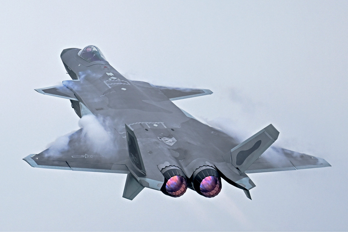 J-20 là nguyên nhân chính gây lo ngại cho các lực lượng Mỹ trong khu vực, J-20 đã được sản xuất với số lượng lớn, có hệ thống điện tử hàng không tiên tiến tương đương với F-35 và vượt xa so với F-22.