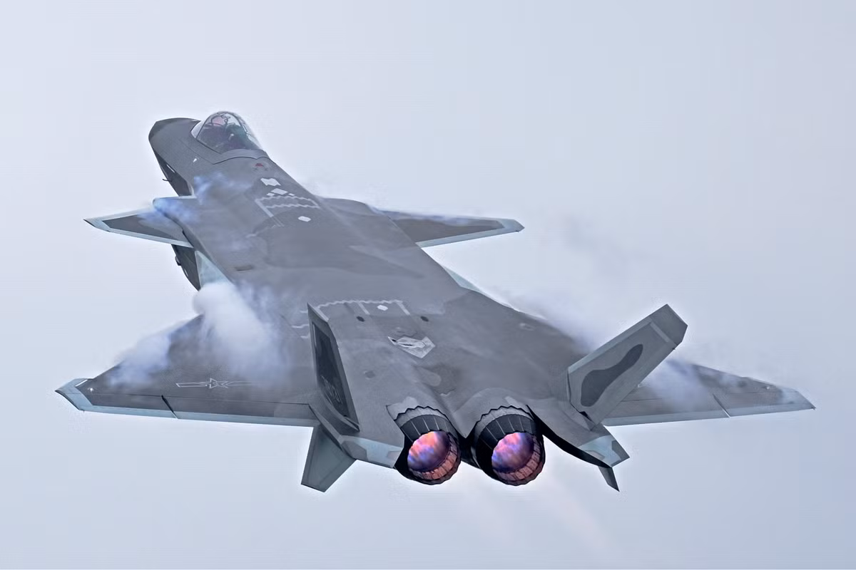 J-20 là nguyên nhân chính gây lo ngại cho các lực lượng Mỹ trong khu vực, J-20 đã được sản xuất với số lượng lớn, có hệ thống điện tử hàng không tiên tiến tương đương với F-35 và vượt xa so với F-22.