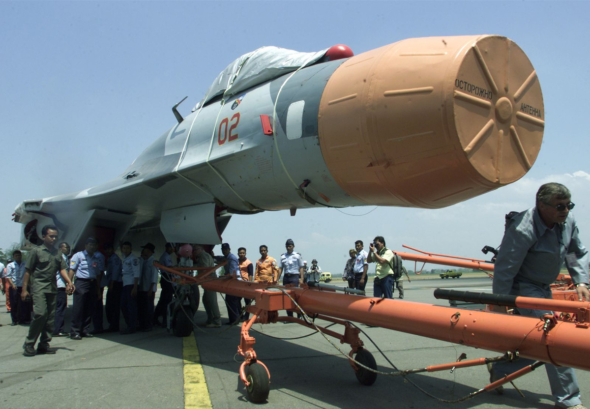 Trung Quốc mua Su-27 vào năm 1990, đánh dấu sự khởi đầu cho sự suy giảm ưu thế của F-15 so với phi đội Trung Quốc. Khoảng cách ưu thế ngày càng nghiêng dần hơn về Trung Quốc, khi nước này bắt đầu đưa vào sử dụng các biến thể tiên tiến của Su-27 như J-11B.