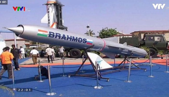 Mặc dù Ấn Độ có cơ sở sản xuất quốc phòng lớn trong nước cũng như tổ chức nghiên cứu quốc phòng lớn như Tổ chức Nghiên cứu và Phát triển Quốc phòng (DRDO), nhưng New Delhi đã không thành công trong việc thâm nhập thị trường quốc phòng toàn cầu với tư cách là nhà cung cấp.