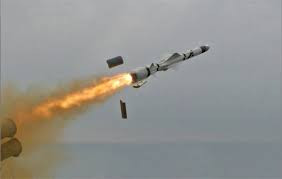 BrahMos được phát triển với sự hợp tác của Nga và dựa trên tên lửa hành trình P800 Onyx/Yakhont của Nga. Các phiên bản hiện tại có tầm bắn khoảng 500 km nhưng biến thể xuất khẩu của tên lửa có tầm bắn 290 km nhằm duy trì các hạn chế của Chế độ Kiểm soát Công nghệ Tên lửa (MTCR) là 300 km.