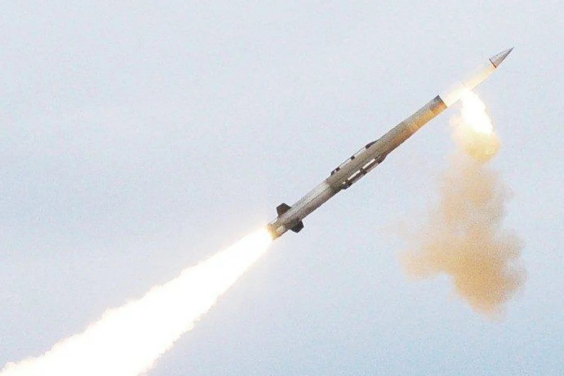 Tên lửa PAC-3 được coi là “sở trường” để đối phó tiêu diệt các mối đe dọa nguy hiểm nhất, tên lửa có chiều dài 5,21 m; trọng lượng 312 kg; được trang bị một động cơ kép xung lực, có thể tiêu diệt tên lửa đang bay ở độ cao 40 km với tốc độ bay đạt Mach 5.