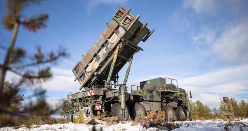 Đây là lần đầu tiên Berlin xác nhận chuyển giao hệ thống phòng không Patriot cho Kiev. Hệ thống này nằm trong danh mục viện trợ quân sự trị giá khoảng 14,2 tỷ USD cho Ukraine. Đây chỉ là những khẩu đội đầu tiên trong số những khẩu đội Patriot từ các thành viên NATO đã cam kết viện trợ cho Kiev.