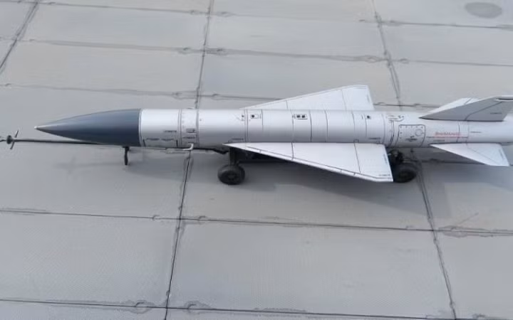 Tên lửa Kh-22 thuộc mọi phiên bản đều được trang bị động cơ tên lửa đẩy nhiên liệu lỏng với tổng khối lượng lên tới 3 tấn. Động cơ lớn như vậy cho phép tên lửa đạt tốc độ lên tới 4.000 km/h và bay lên độ cao lớn. Phạm vi phóng của tên lửa là từ 350-400 km.