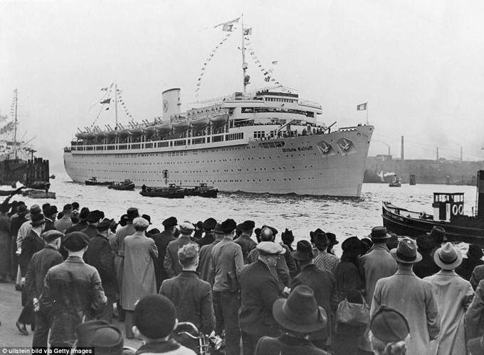 Sau đó quân đội Đức đã tháo các thiết bị y tế, sơn lại tàu và trang bị pháo rồi chuyển công năng thành trại lính nổi. Về cơ bản, Wilhelm Gustloff không phải là tàu bệnh viện vào thời điểm nó bị đánh chìm. 