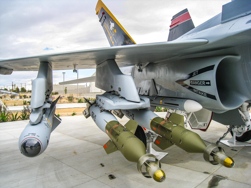 Để không chiến tầm xa hơn, Su-30MKM cũng mang hệ thống radar mảng pha NIIP N011M có thể theo dõi tới 15 mục tiêu và tấn công đồng thời 4. Vũ khí tiêu chuẩn cho các cuộc giao tranh ngoài tầm nhìn là AA-12/R-77 và nó cũng có thể được tích hợp tên lửa AA-10 được dẫn bắn bằng tia hồng ngoại.