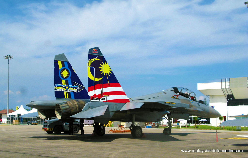 Nhưng Malaysia đã chọn Su-30MKM vì Mỹ không chịu cung cấp cho nước này tên lửa không đối không tầm xa AIM-120. Người Nga sẵn sàng cung cấp cho Malaysia các loại tên lửa không đối không tầm xa như R-27, Kh-29, Kh-59, Kh-31 và các loại bom dẫn đường lazer ...