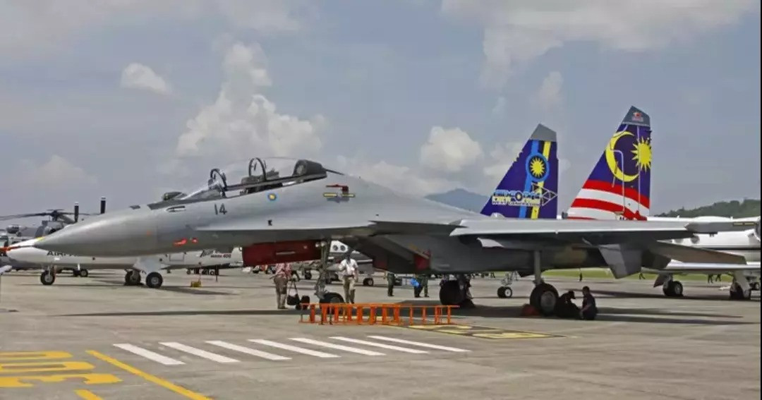 Vào tháng 8/2003, Malaysia đã ký hợp đồng trị giá 900 triệu USD với tập đoàn Irkut cho 18 chiếc máy bay chiến đấu Sukhoi Su-30MKM. Trước đó, Malaysia vận hành F/A-18D Hornet và đã được cung cấp F/A-18E/F Super Hornet của Boeing.