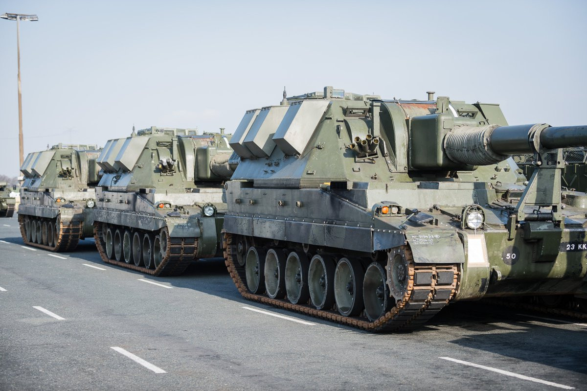 Một số tờ báo của Anh đã đưa tin chỉ trích hành động của quân đội nước này khi tước bỏ vũ khí của hai trung đoàn Pháo binh Hoàng gia, hiện có trụ sở tại đồng bằng Salisbury, Wilts.