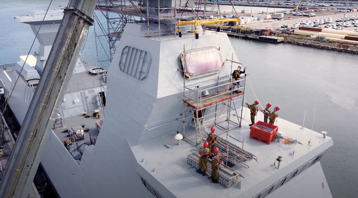 Điều đặc biệt của hợp đồng đó là thân tàu và cấu trúc thượng tầng của lớp tàu tên lửa Sa'ar 6 sẽ được đóng tại cơ sở đóng tàu của TKMS ở Kiel, Đức; trong khi việc trang bị hệ thống chiến đấu, cảm biến và các hệ thống con khác sẽ được thực hiện bởi chính người Israel.