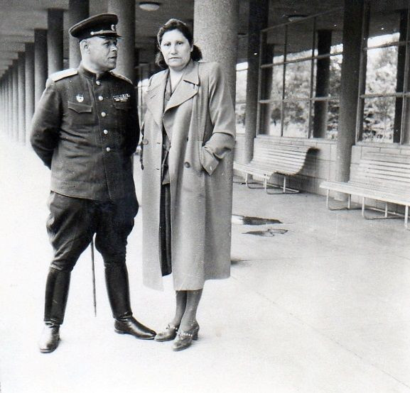 Từ tháng 9/1925 đến tháng 7/1926, ông theo khóa học nâng cao dành cho chỉ huy cấp cao tại Học viện Quân sự mang tên M.V. Frunze. Sau khi hoàn thành chương trình học tại Học viện Quân sự Frunze năm 1934, ông được biệt phái vào Cục Tình báo của Bộ Tư lệnh Hồng quân và được cử làm cố vấn quân sự cho Trung Quốc.