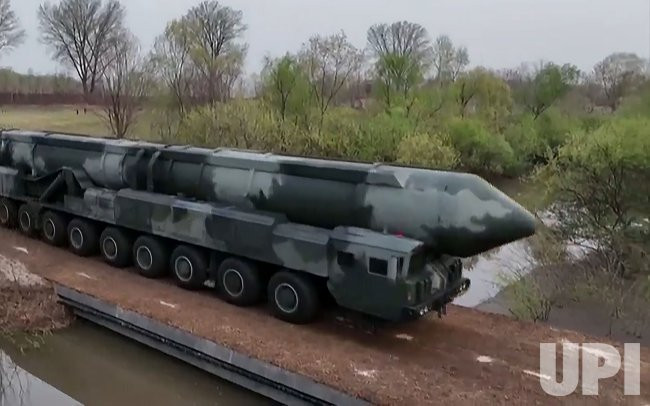 Việc sử dụng nhiên liệu rắn giúp tên lửa rút ngắn thời gian phóng đi rất nhiều, điều này đặc biệt có giá trị do chúng được triển khai từ các bệ phóng di động và dựa vào tính cơ động để tăng cao khả năng sống sót.