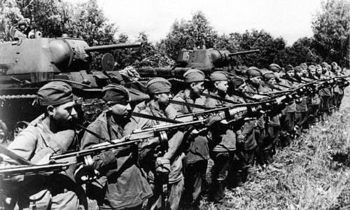 Trong quân đội phương Tây, súng tiểu liên luôn là vũ khí của chỉ huy, sĩ quan và kíp chiến đấu xe tăng. Nhưng ở Liên Xô, nhờ số lượng dồi dào, PPSh-41 được trang bị cho toàn bộ một đơn vị quân đội.