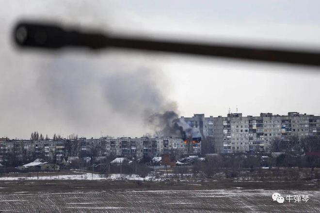 Theo báo cáo chiến sự của Bộ Quốc phòng Nga vào ngày 15/2, dưới sức tấn công mạnh mẽ của quân đội Nga, quân đội Ukraine ở Luhansk đang rút lui khỏi tuyến phòng thủ. Ngay cả tuyến phòng thủ thứ hai vững chắc của quân đội Ukraine cũng không thể đứng vững trước sự tấn công của quân đội Nga.