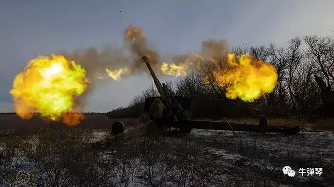 Theo NetEase, ở khu vực miền Đông Ukraine, giao tranh ác liệt vẫn tiếp diễn. Đặc biệt là mặt trận Donbass đã trở thành một “lò vôi” thực sự. Cả hai bên tập trung binh lính và vũ khí hạng nặng, quân đội Nga tiếp tục tấn công và quân đội Ukraine cố gắng giữ vững vị trí của mình.