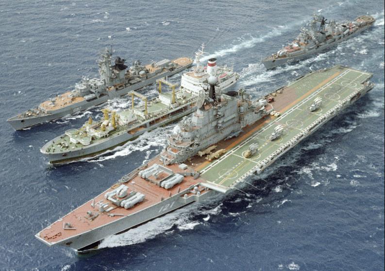 Đầu tiên là lớp tàu sân bay Krechet (Kiev), hay còn được xem là tàu tuần dương hạng nặng trong phân loại của Liên Xô. Không giống như hầu hết các tàu sân bay của NATO, lớp Kiev là sự kết hợp của cả tàu tuần dương và tàu sân bay.