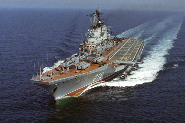 Các con tàu được thiết kế với cấu trúc thượng tầng dạng tháp lớn ở mạn phải, với sàn đáp nghiêng bằng 2/3 chiều dài của boong tàu; boong trước được trang bị vũ khí tên lửa đất đối không và đất đối đất hạng nặng.