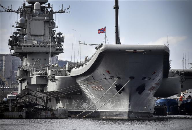 Thứ hai là Đô đốc Kuznetsov của Nga, là một trong những tàu quân sự lớn nhất, là tàu sân bay và là soái hạm của Hạm đội phương Bắc. Đây là loại tàu tuần dương hạm mang máy bay nên đôi khi nó được xem là tàu sân bay duy nhất còn hoạt động của Hải quân Nga.