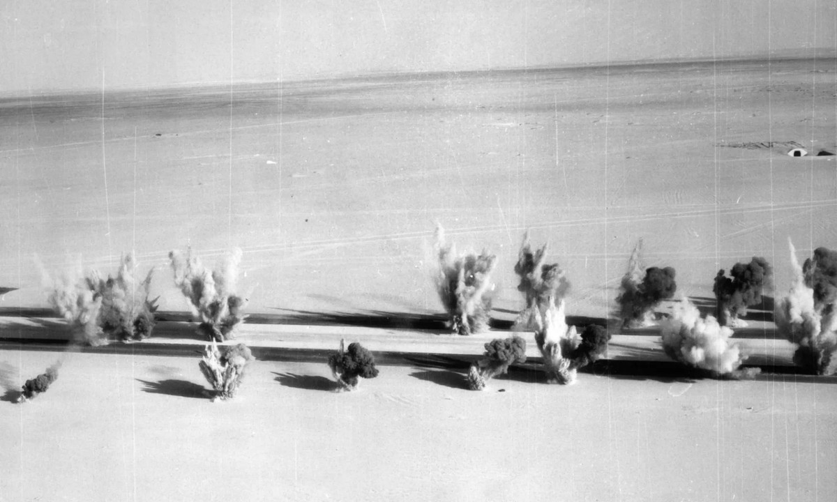 Và thế là vào cuối năm 1987, chiến tranh Chad - Lybia mà sau này sẽ được gọi là “Cuộc chiến Toyota vĩ đại” khai màn, bằng việc 90.000 quân Lybia cùng hơn 300 xe tăng, hàng trăm xe cơ giới và hơn 60 máy bay tiến đánh một đất nước thậm chí còn không có lấy một chiếc xe tăng.