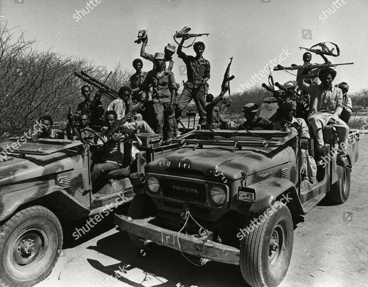 Và thế là quân Chad đã phải huy động cả đất nước để đánh Lybia, từ đàn bà cho đến cả trẻ em 14 tuổi cũng xách súng lên chiến đấu. Vì thấy có sẵn rất nhiều xe bán tải hiệu Toyota, người Chad đã nghĩ đến việc nhét vũ khí chống tăng và súng máy phòng không lên xe để đánh quân Lybia.