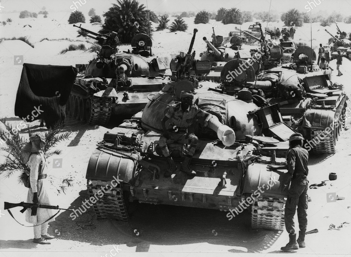 Vào năm 1986, Chính phủ Quốc gia Thống nhất của Chad nổi loạn chống lại sự tiêu khiển của Gaddafi và khiến việc quân đội Lybia hiện diện ở đất nước này là bất hợp pháp. Để dứt điểm Chad luôn một lần thì Gaddafi đã sử dụng quân đội với ý đồ xâm chiếm luôn Cộng hòa Chad.