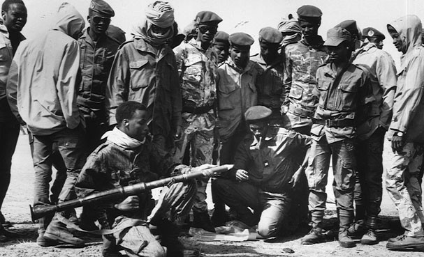 Tuy nhiên lúc này vấn đề chính xuất hiện với đội quân nhỏ bé của người Chad. Trong khi quân đội Lybia có pháo, có xe tăng với máy bay, còn quân đội Chad chỉ có vũ khí nhỏ thô sơ. Tuy nhiên một ý tưởng đã được thực hiện đó là sử dụng xe bán tải có vũ trang để chiến đấu với quân đội Lybia.