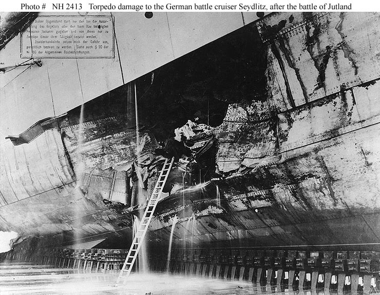 Trong đó trúng trực diện ít nhất 2 viên đạn 380mm từ chiếc tàu thuộc lớp Nữ hoàng Elizabeth và một quả ngư lôi ở sườn, giết chết hơn 100 thủy thủ đoàn và hàng chục người khác bị thương, nhưng con tàu này bằng cách nào đó vẫn chạy được về cảng để khắc phục thiệt hại và lại ra trận vào tháng 11 trong năm đó.