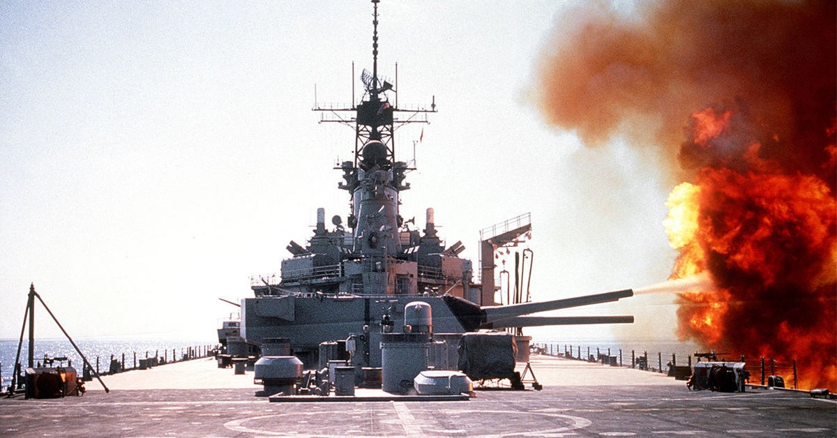 Cuối cùng là xét đến yếu tố môi trường, tàu chiến nước xanh thì thường có môi trường tác chiến rộng hơn, ít giới hạn về khối lượng và kích thước rất lớn do phải hoạt động dài ngày ngoài khơi nên thường có thiết kế để mang nhiều pháo hoặc những khẩu pháo rất lớn.