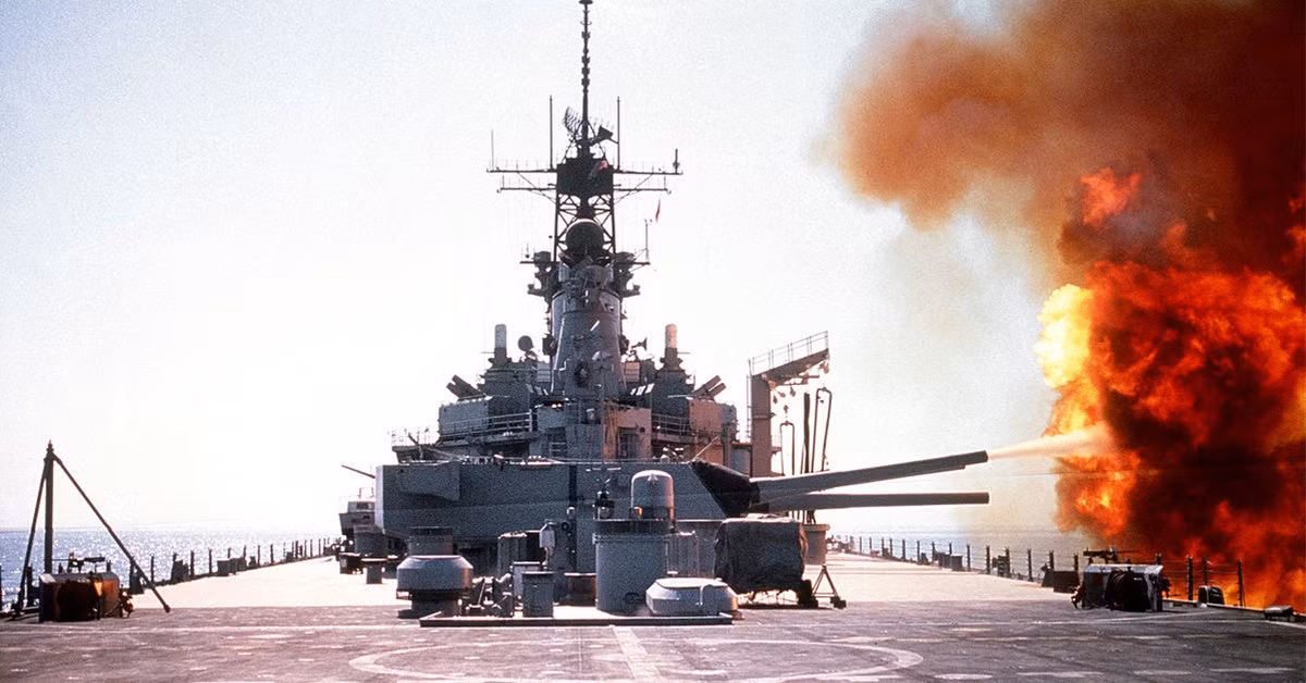 Cuối cùng là xét đến yếu tố môi trường, tàu chiến nước xanh thì thường có môi trường tác chiến rộng hơn, ít giới hạn về khối lượng và kích thước rất lớn do phải hoạt động dài ngày ngoài khơi nên thường có thiết kế để mang nhiều pháo hoặc những khẩu pháo rất lớn.