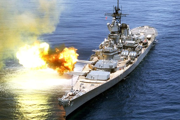 Vì vậy, các tàu chiến thường phải tối đa hóa lượng hỏa lực của bản thân thông qua việc bố trí nhiều tháp pháo lên tàu, với nhiều nòng pháo trên mỗi tháp, thứ vốn cũng đã có kích thước rất to để phù hợp với những chuyến hành trình dài ngày trên biển.