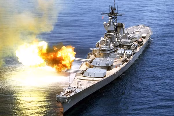 Vì vậy, các tàu chiến thường phải tối đa hóa lượng hỏa lực của bản thân thông qua việc bố trí nhiều tháp pháo lên tàu, với nhiều nòng pháo trên mỗi tháp, thứ vốn cũng đã có kích thước rất to để phù hợp với những chuyến hành trình dài ngày trên biển.