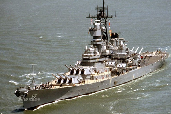 Tuy nhiên, đường đạn bắn xa như vậy thường rất kém chính xác, nhất là xét trên việc cả bản thân tàu bắn và đối tượng mục tiêu đều di động, do đó việc gia tăng mật độ hỏa lực để bù lại tính chính xác là rất cần thiết, chính vì vậy cần phải bố trí nhiều nòng pháo.