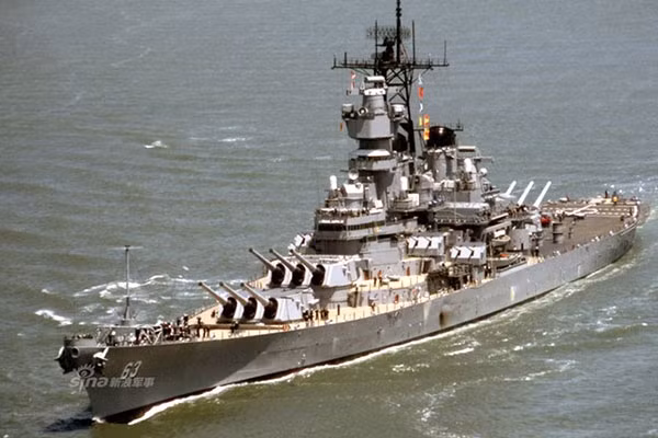 Tuy nhiên, đường đạn bắn xa như vậy thường rất kém chính xác, nhất là xét trên việc cả bản thân tàu bắn và đối tượng mục tiêu đều di động, do đó việc gia tăng mật độ hỏa lực để bù lại tính chính xác là rất cần thiết, chính vì vậy cần phải bố trí nhiều nòng pháo.