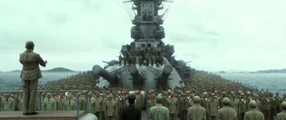 Đặc biệt là trong thời kỳ đó, tư tưởng của các nhà quân sự thường nghĩ rằng càng nhiều vũ khí và vũ khí càng to thì phương tiện đó càng mạnh, có thể áp đảo các tàu chiến đối thủ, cùng với tư tưởng chạy đua để thiết kế những con tàu khổng lồ.