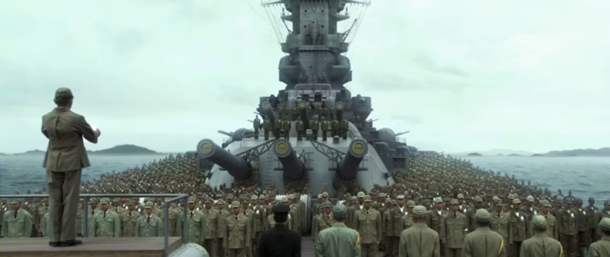 Đặc biệt là trong thời kỳ đó, tư tưởng của các nhà quân sự thường nghĩ rằng càng nhiều vũ khí và vũ khí càng to thì phương tiện đó càng mạnh, có thể áp đảo các tàu chiến đối thủ, cùng với tư tưởng chạy đua để thiết kế những con tàu khổng lồ.