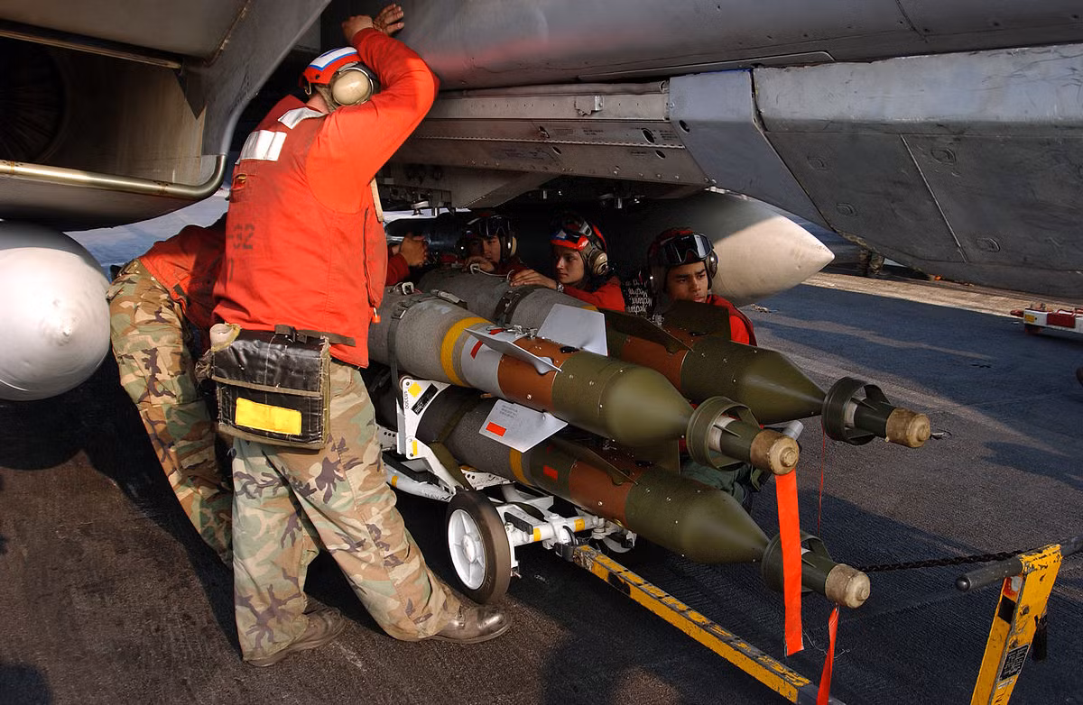 Mirage 2000C có thể cung cấp cho quân đội Ukraine khả năng tiến hành các hoạt động tấn công mặt đất. Với khả năng thực hiện các nhiệm vụ tấn công mặt đất bằng bom dẫn đường bằng laser GBU-12 Paveway II nặng hơn 200kg, loại bom có sức công phá lớn.