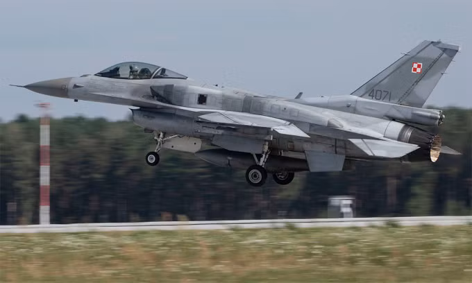 Các tập đoàn của Pháp có thể tự sản xuất máy bay. Do đó không cần ủy quyền xuất khẩu từ bên thứ ba. Một số dịch vụ quân sự châu Âu sử dụng F-16, nhưng để gửi chúng đến Ukraine sẽ cần sự chấp thuận của Mỹ. Điều này làm cho Pháp trở thành một lựa chọn hấp dẫn hơn đối với Ukraine.