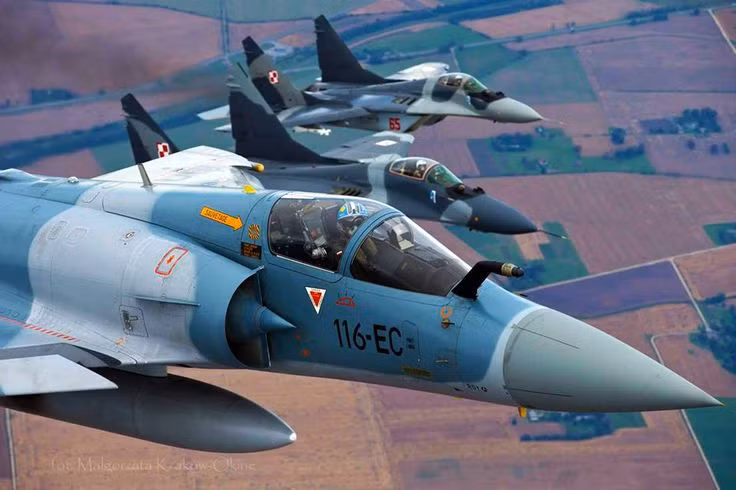 Được phát triển bởi tập đoàn Dassault Aviation, Pháp đã có 106 máy bay Mirage 2000 phục vụ trong biên chế, tuy nhiên tất cả những chiếc Mirage 2000 trên sẽ được thay thế bằng máy bay chiến đấu tiên tiến Rafale vào năm 2030.