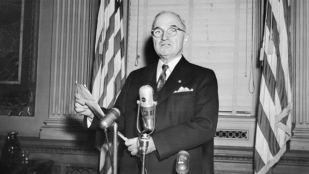 Năm 1953, Thống tướng Lục quân Mỹ Dwight Eisenhower lên nắm quyền, thay thế Tổng thống Harry Truman. Trong bài phát biểu ngày 12/1/1954, Ngoại trưởng Mỹ John Foster Dulles đã trình bày những nguyên tắc cơ bản trong chính sách đối ngoại của Mỹ đối với Liên Xô.