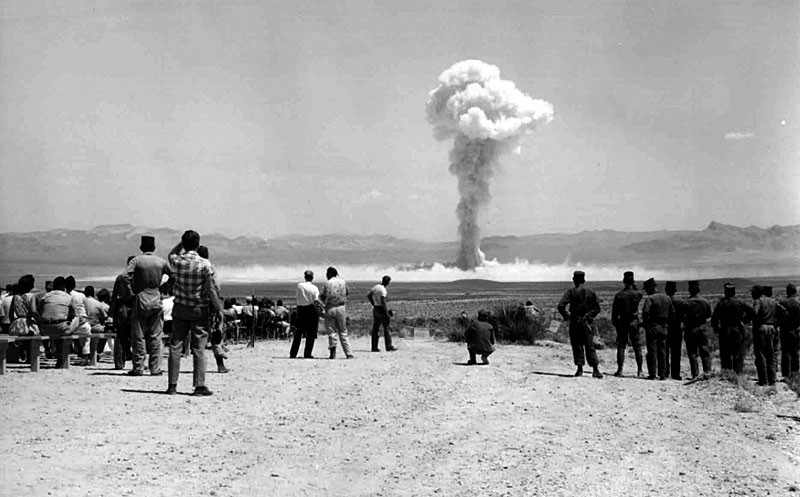 Ngay sau khi Thế chiến 2 kết thúc, Mỹ bắt đầu xây dựng các kế hoạch chiến tranh tổng lực với Liên Xô. Bởi lẽ, năm 1949 Liên Xô mới sở hữu bom nguyên tử, trong khi phương tiện mang bom có muộn hơn, vì vậy những năm đầu tiên có thể thực hiện các kế hoạch này mà không sợ Liên Xô đáp trả vì Moscow về cơ bản là không có máy bay mang bom được tới tận lãnh thổ