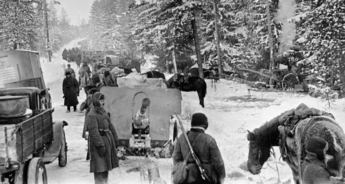 Cuộc chiến diễn ra ở một vùng núi cao, đồng thời cũng là mùa đông. Thời gian nắng dài nhất trong ngày không quá 6 tiếng, thậm chí chỉ 4 tiếng. Điều này hạn chế rất nhiều khả năng chiến đấu của quân đội Liên Xô và người Phần Lan có cơ hội tốt hơn để tấn công quân đội Liên Xô vào ban đêm.