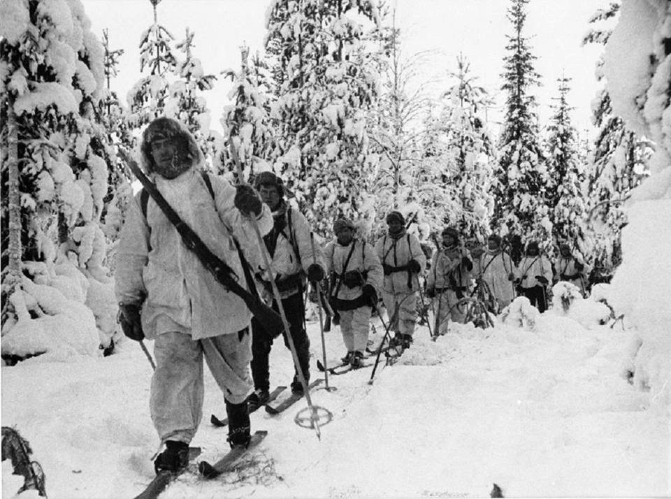 Tổng chiều dài biên giới Liên Xô-Phần Lan khoảng 1.100 kilômét, 80% là rừng rậm không có người ở, chỉ có sáu con đường nhỏ hẹp, tình trạng tồi tàn, bị cô lập bởi nhiều hồ nước và rừng rậm.