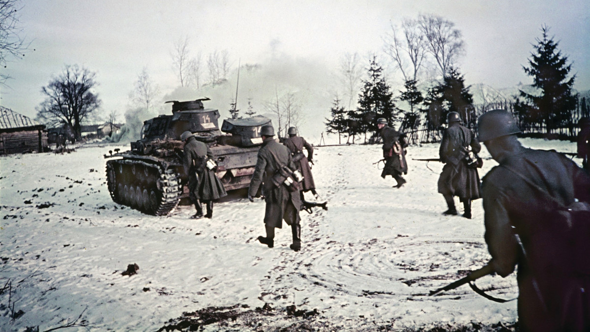 222.000 cư dân khác - chiếm 12% tổng dân số Phần Lan bị mất nhà cửa và bị trục xuất. Cuộc chiến mùa đông này đã khiến Liên Xô mất nhiều hơn được và Hitler nhận thức sâu sắc những thiệt hại của Liên Xô và quyết định xâm lược quốc gia này sau đó.