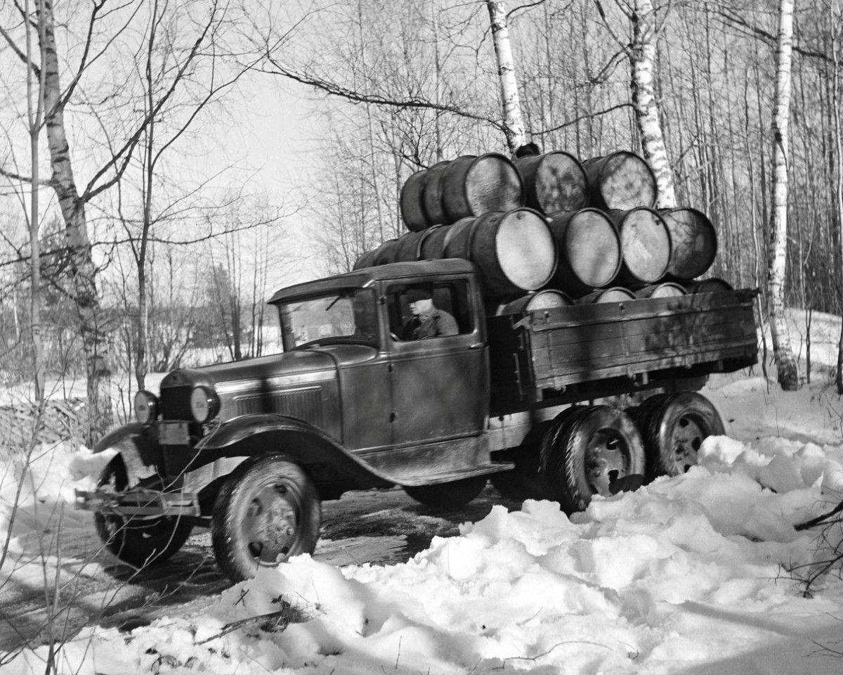 Những chiếc Studebaker được đánh giá tốt hơn, Trung úy Pavel Gurevich thuộc Tiểu đoàn súng cối cận vệ độc lập số 6 nhớ lại: “ZIS dẫn động 2 bánh và bị chết máy nếu đường xấu. Nhưng Studebaker là một chiếc xe địa hình, dẫn động cả bánh trước và bánh sau. Thêm vào đó, nó cơ động hơn, ngay cả ở vùng đầm lầy Karelia”.