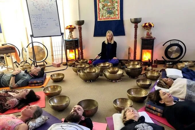 Ngoài ra, dưới tác động của tiếng chuông do sức cản thủy động của các mạch giảm xuống, nên lưu lượng máu và bạch huyết tăng lên. Ở nước Nga xa xưa, chuông được sử dụng để điều trị chứng đau nửa đầu và sầu muộn. Người ta cho rằng, tiếng chuông có tác dụng đánh thức con người sau một đêm mất ngủ và làm cho tỉnh táo sau khi uống nhiều rượu.