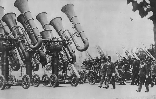 Với sự phát triển của khoa học-kỹ thuật, quân đội bắt đầu chú ý hơn đến tiềm năng của việc sử dụng âm thanh phục vụ mục đích chiến đấu. Đặc biệt, quân đội Đức Quốc xã đã nghiên cứu chế tạo vũ khí âm thanh của riêng mình, nhưng may mắn cho phe Đồng minh là Đức đã thất bại.