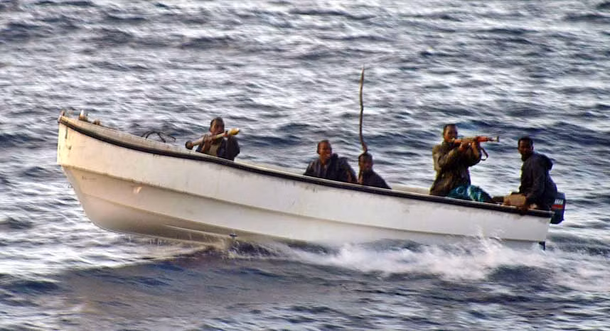 Chúng bắt đầu bắn vào con tàu bằng súng máy và súng phóng lựu. Nhưng khi cố lên tàu, chúng bắt đầu bị trượt xuống hai bên mạn và nhanh chóng rút lui trong sự nhục nhã. Đoàn thủy thủ đã “nã đạn” vào những tên cướp biển từ hệ thống LRAD được lắp đặt trên tàu.